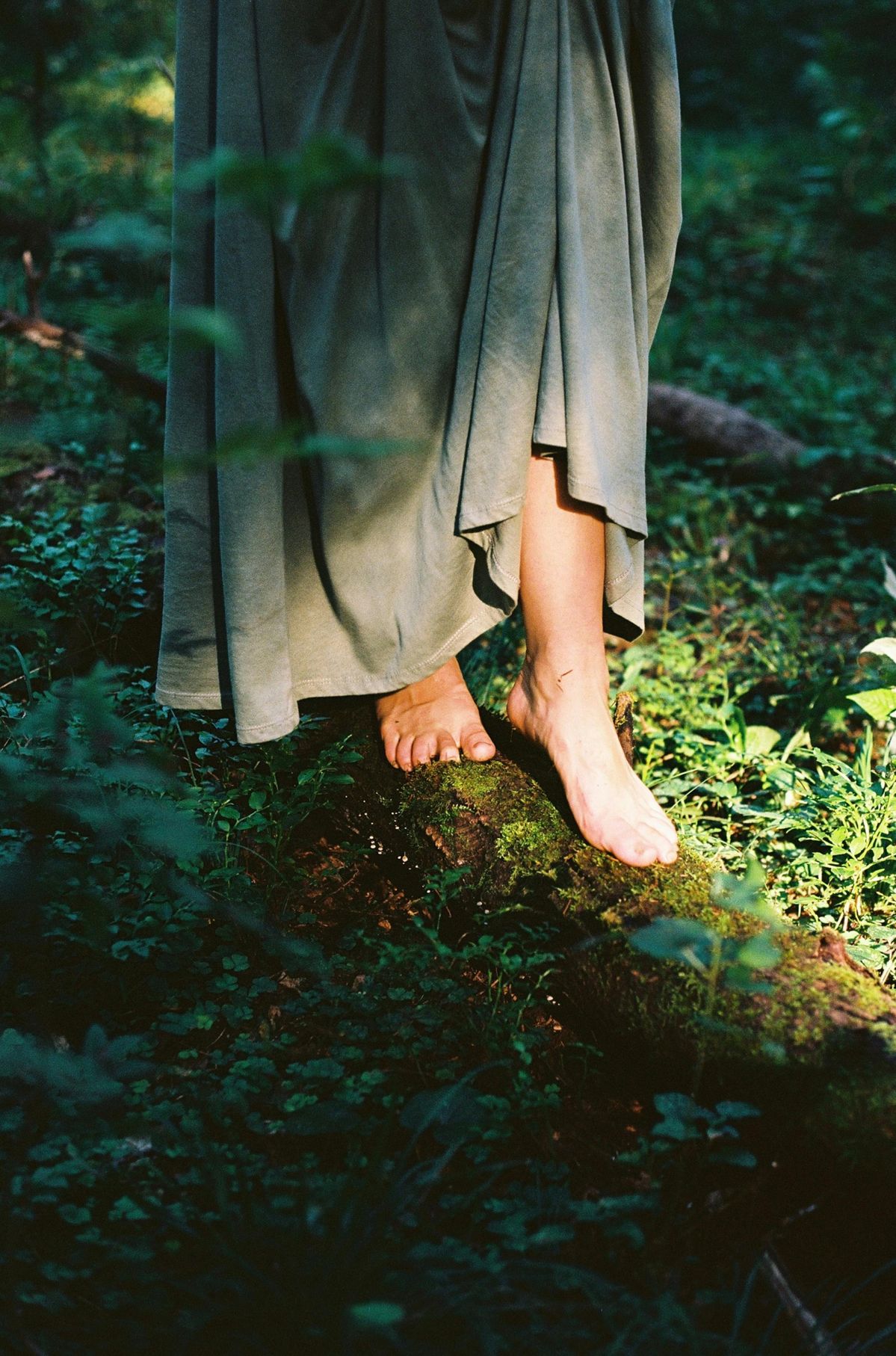 Bosque de Girona — pies descalzos sobre musgo