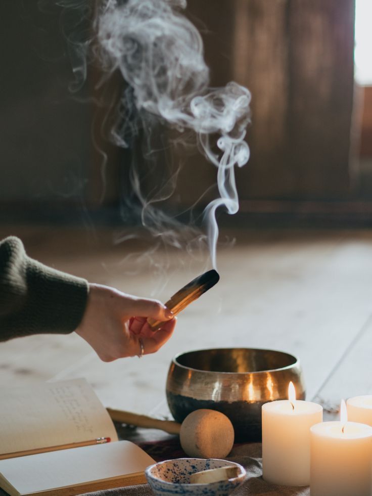 Espacio de integración con incienso y cuenco